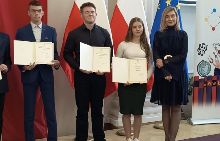 att.pgT76dlaQuWw4tBBiG0DmY10W35sS2DxDkbFi35XGEI